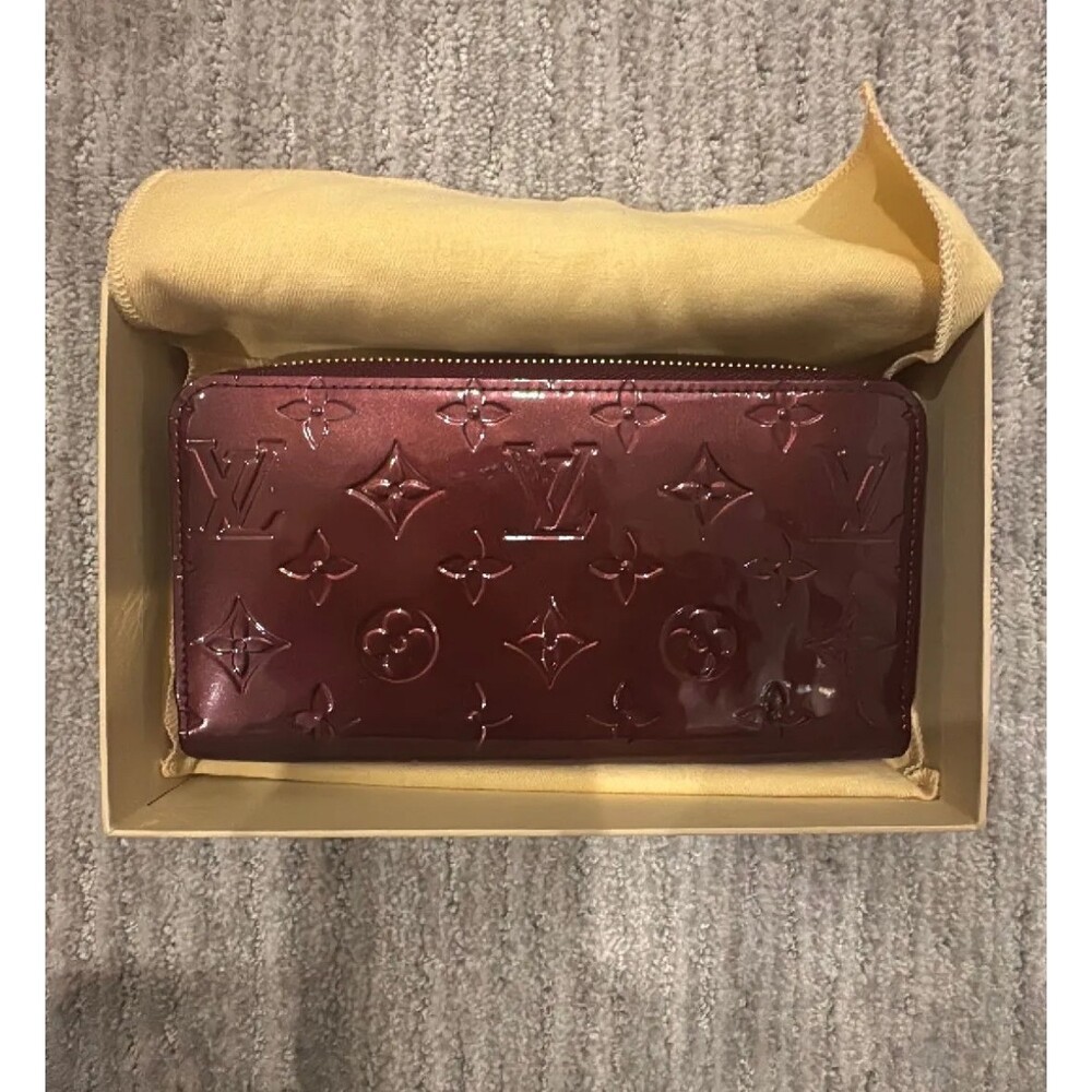 LOUIS VUITTON Pomme D’Amour Monogram Vernis Patent Leather Zippy Wallet